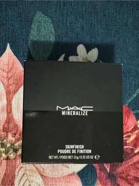 New MAC Mineralize Skinfinish Sheer Coverage
Luminous Highlighting Powder